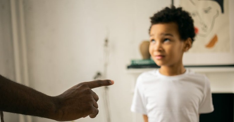 Mehr Verhaltensprobleme bei Kindern in Familien, die weniger wohlhabend sind als ihre Nachbarn